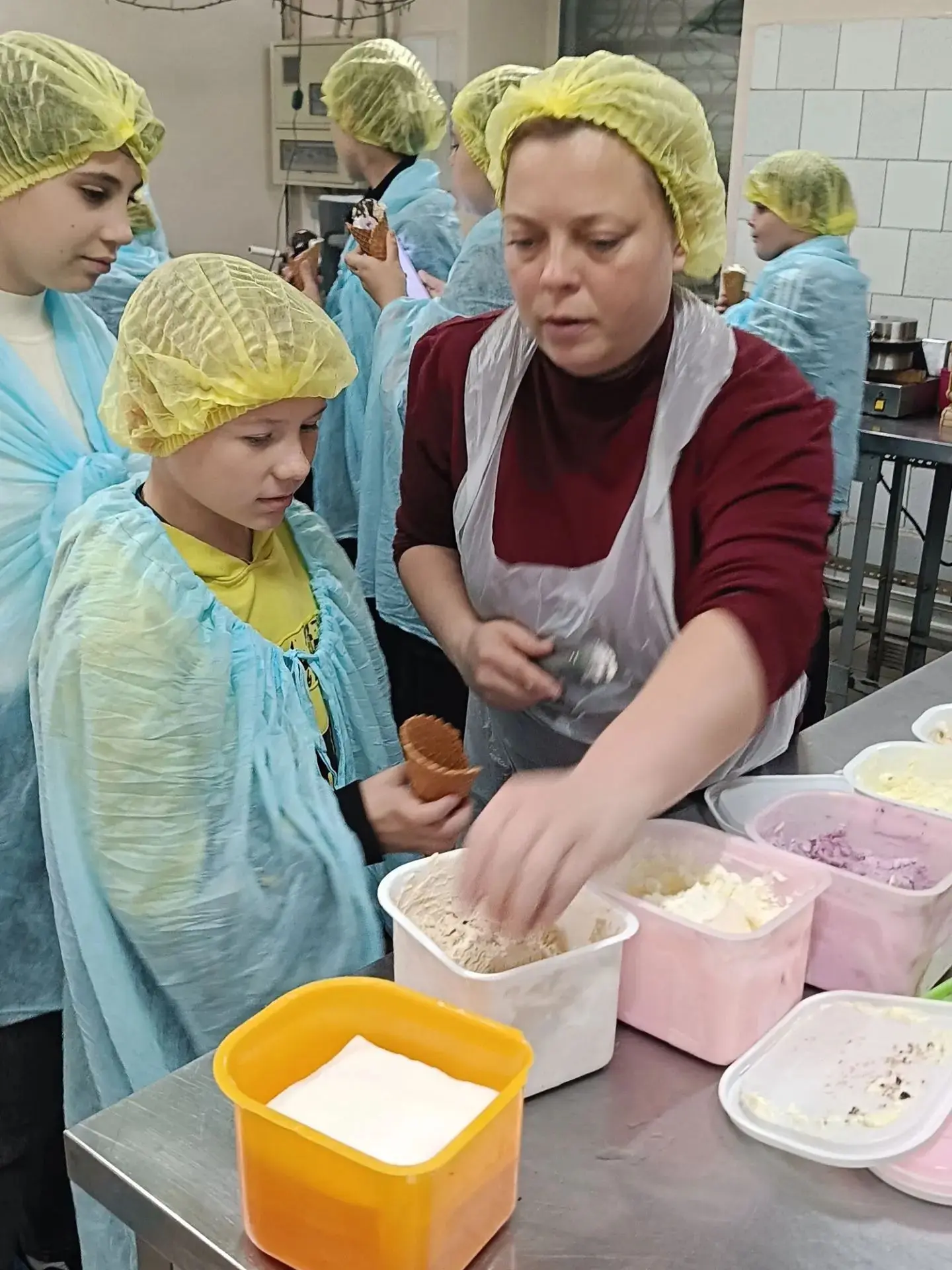 🍦 Сладкая профориентация: как наши семиклассники побывали на фабрике мороженого!