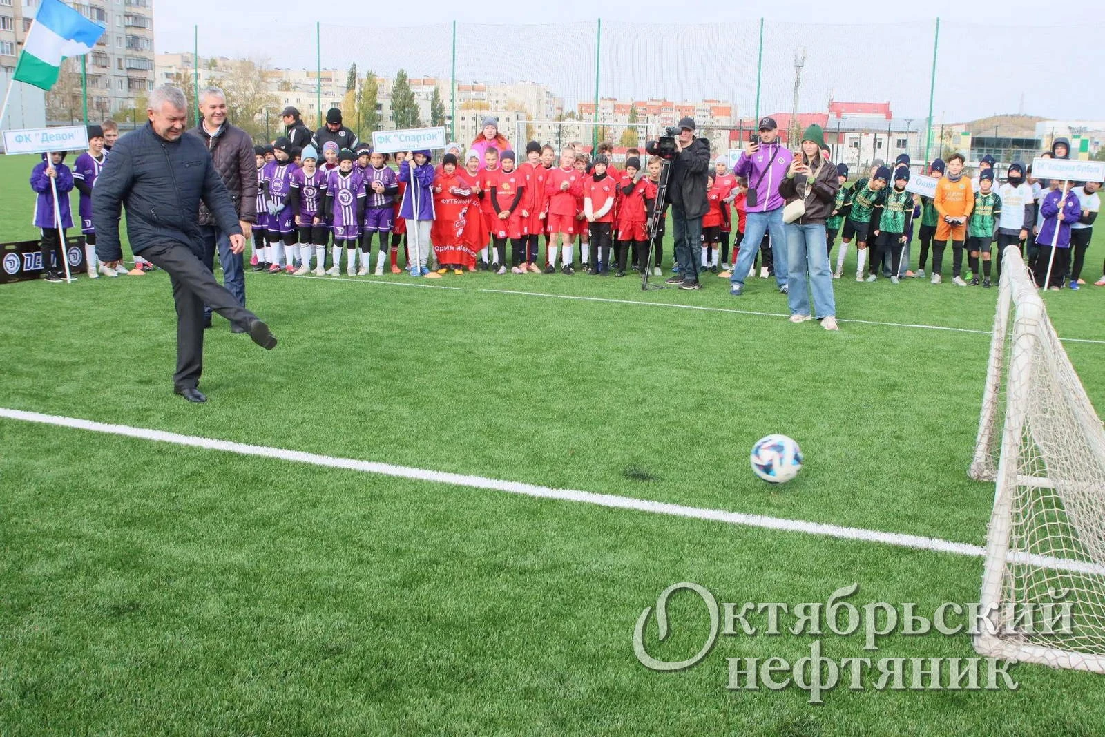 ⚽ В Октябрьском открыли обновлённый футбольный стадион