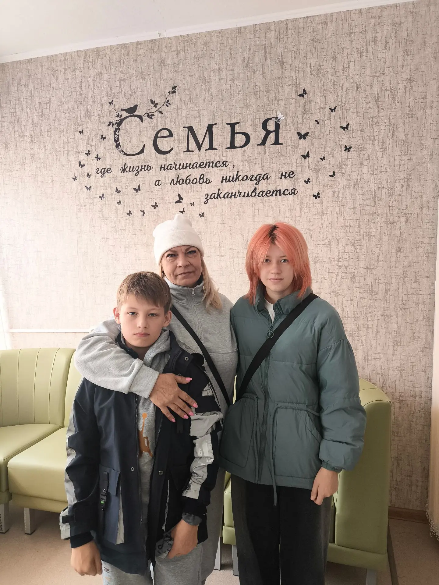 Ребята с нетерпением ждали этого момента — и вот долгожданная встреча состоялась! Бабуш...