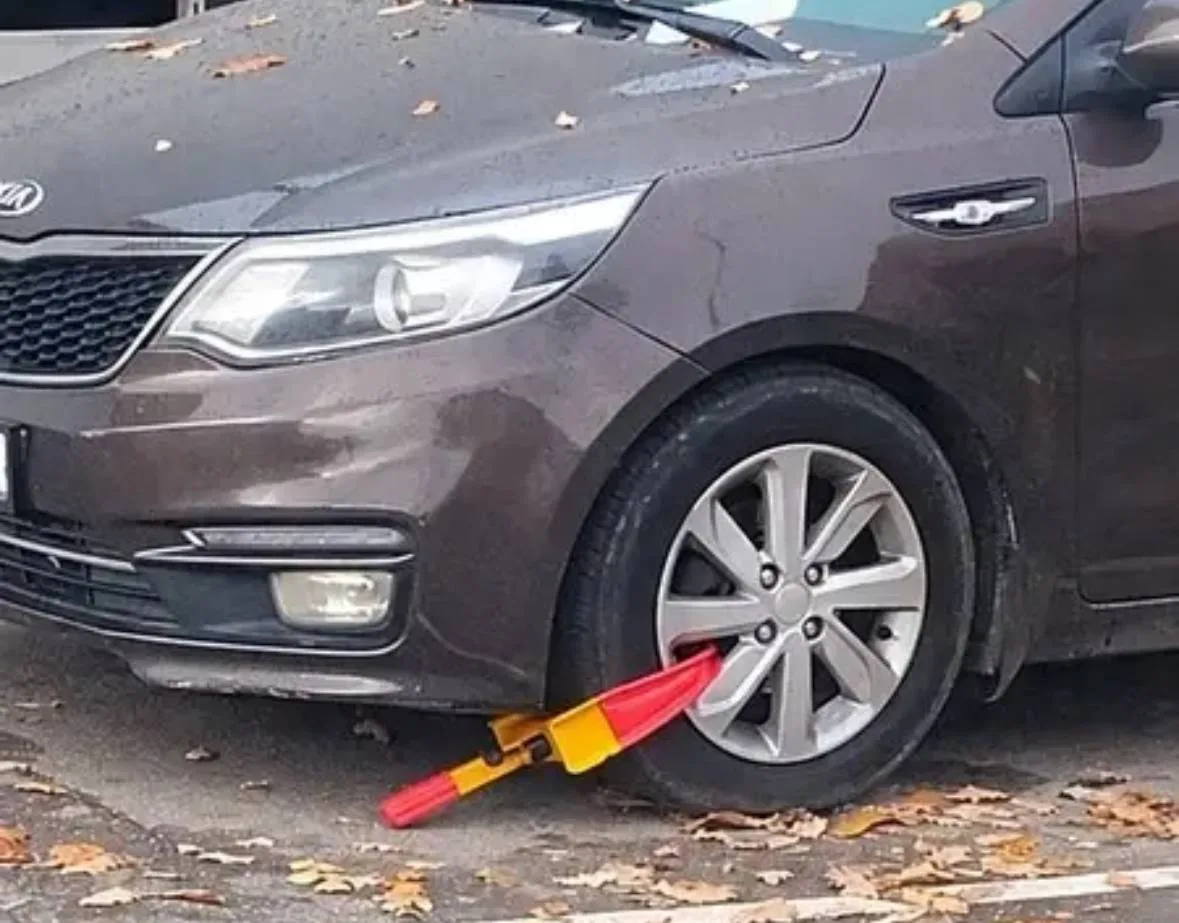🚗 В Коммунарке начали блокировать машины за ночную парковку