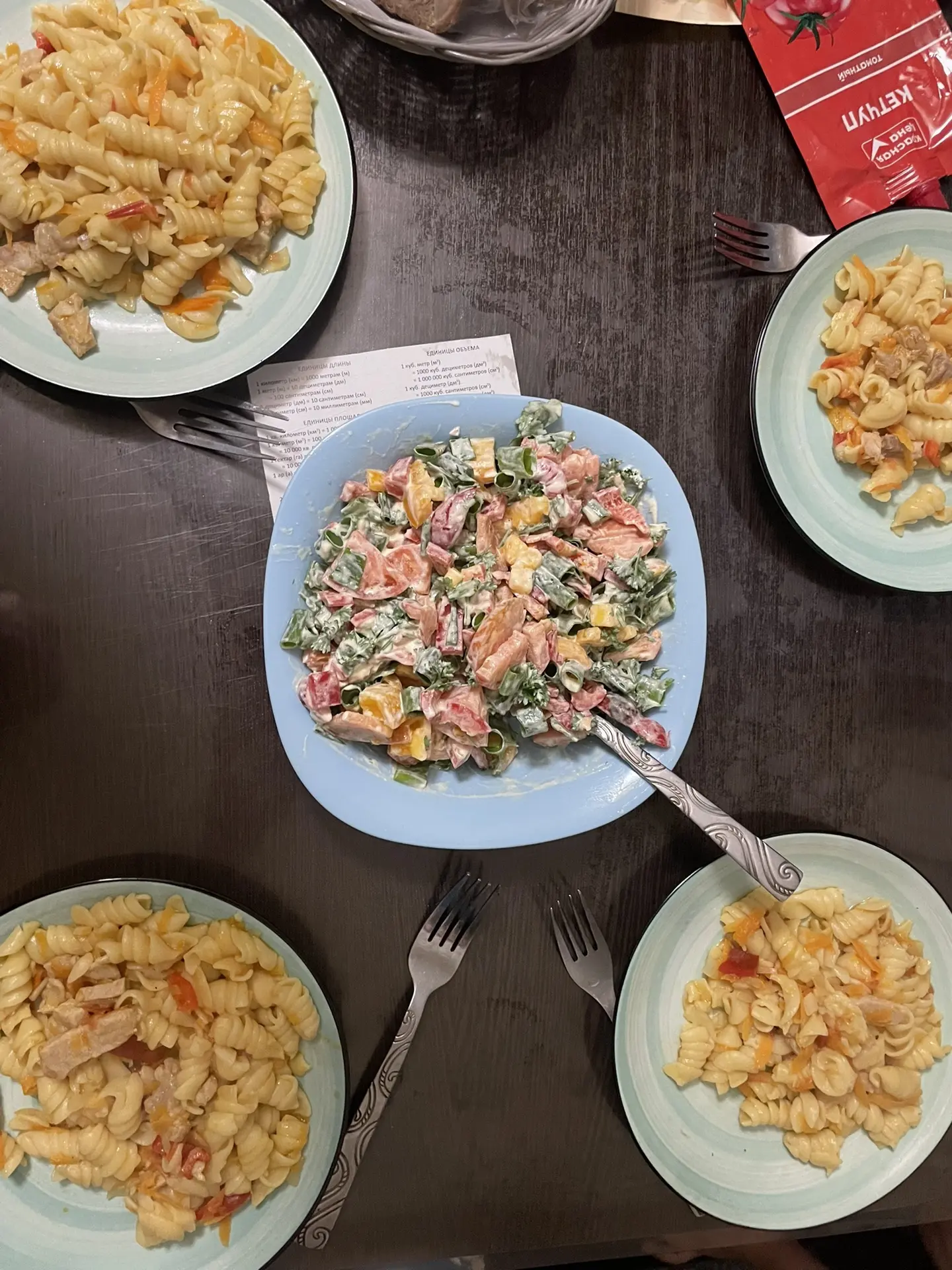 Сегодня у нас макароны с мясцом и овощами ))) и легкий салат с помидорами , мороз был н...