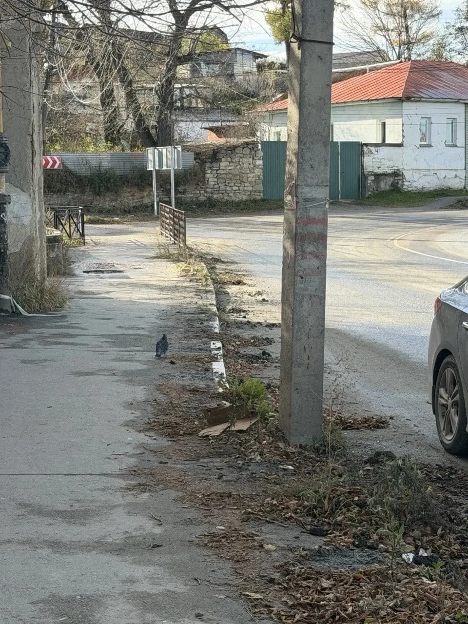 На улице Пушкина в Миассе, в районе плотины, неизвестные украли металлические столбики ...