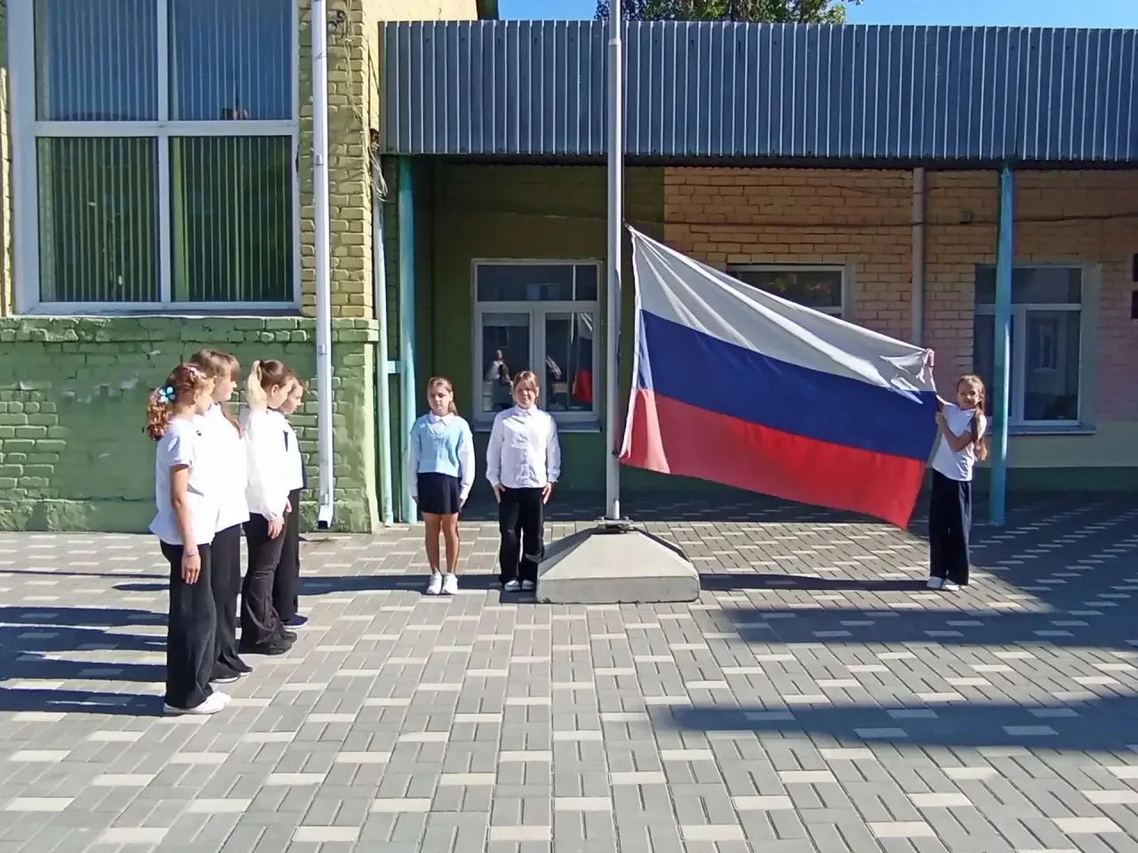 🇷🇺9 октября 2026 года в нашей школе прошла  торжественная церемония спуска Государств...