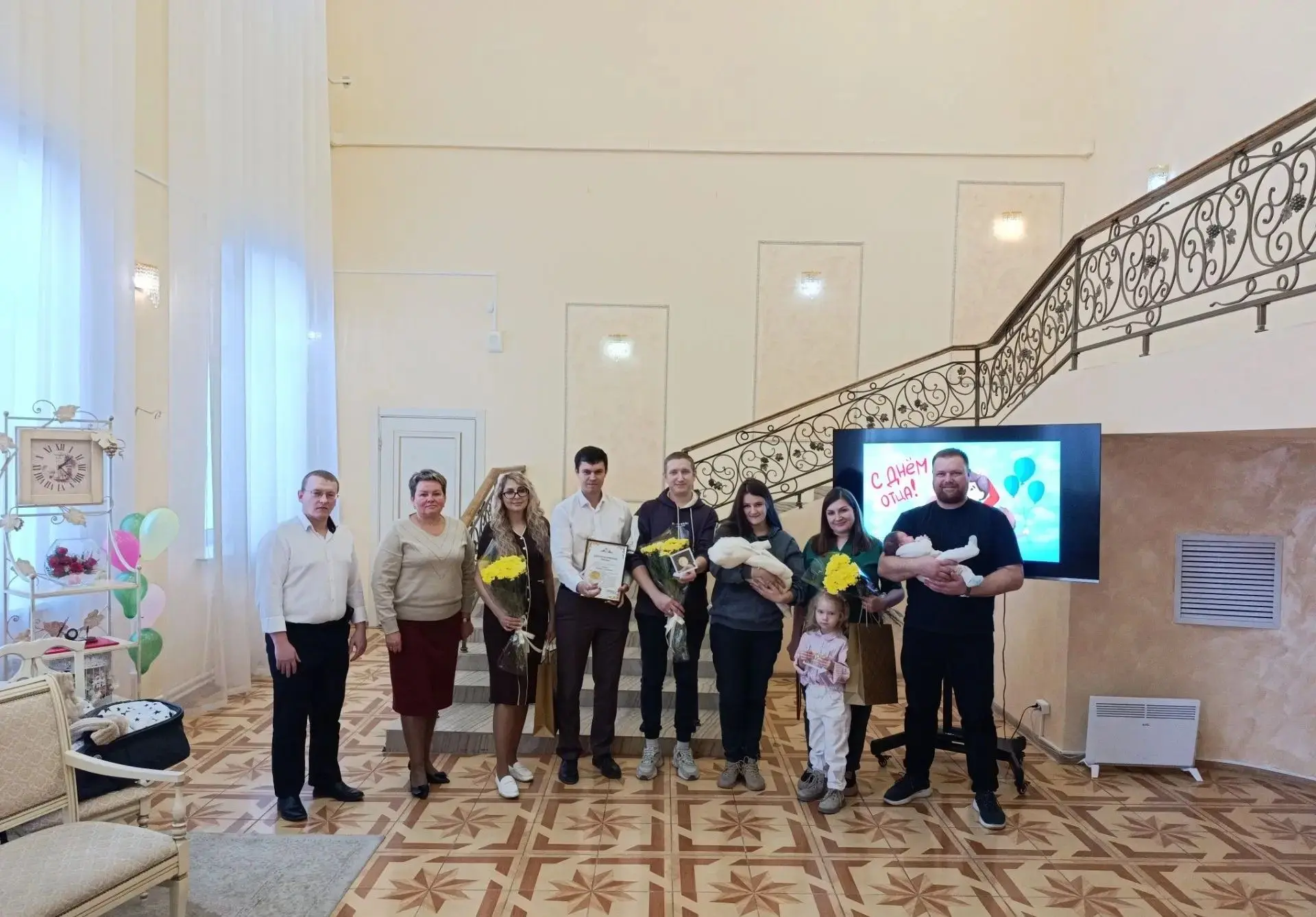 Папы Приамурья: во Дворце бракосочетания Благовещенска поздравили мужчин, ставших отцам...