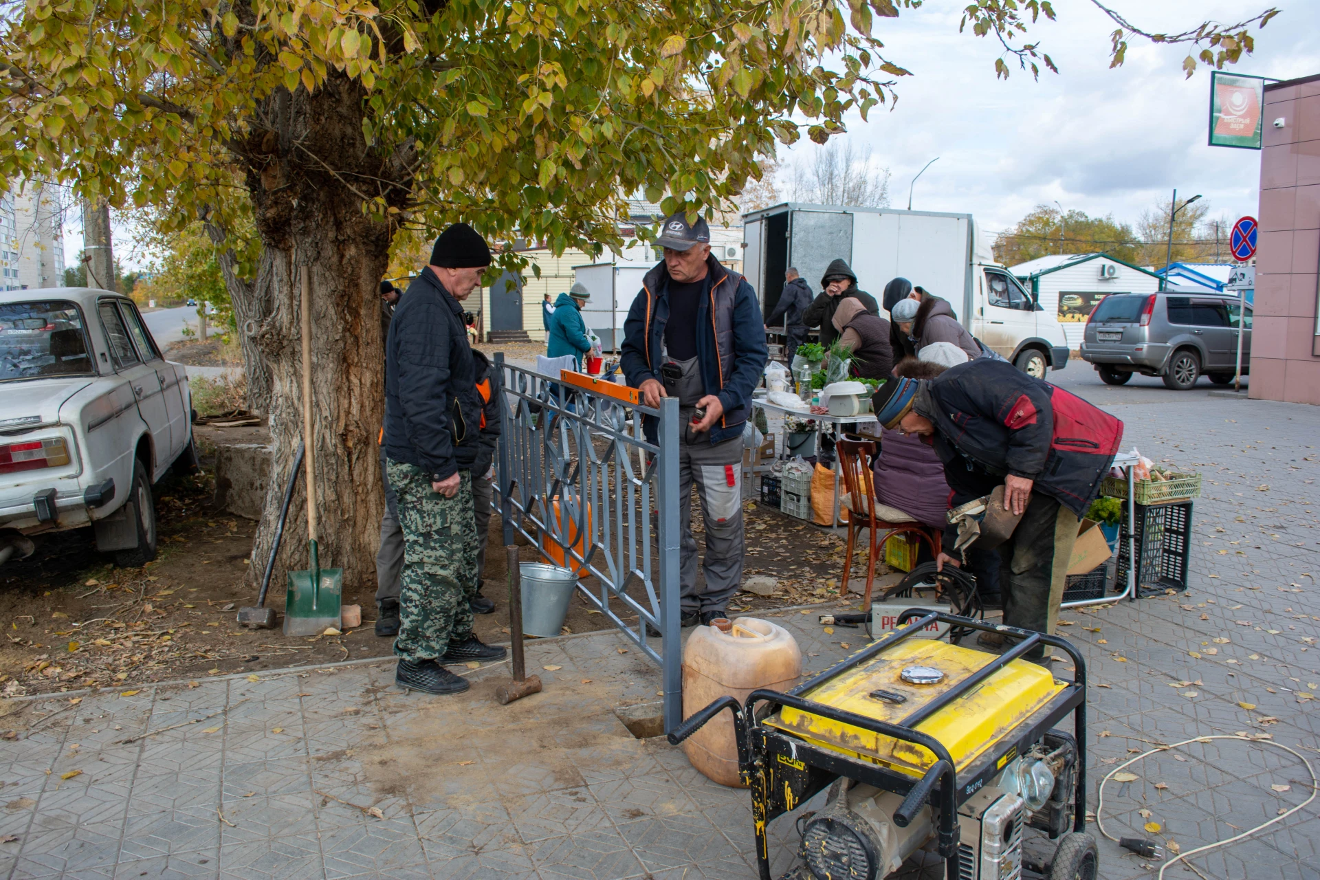 В целях обеспечения безопасности  перехода дороги по ул. Мира, возле дома Б30, установи...