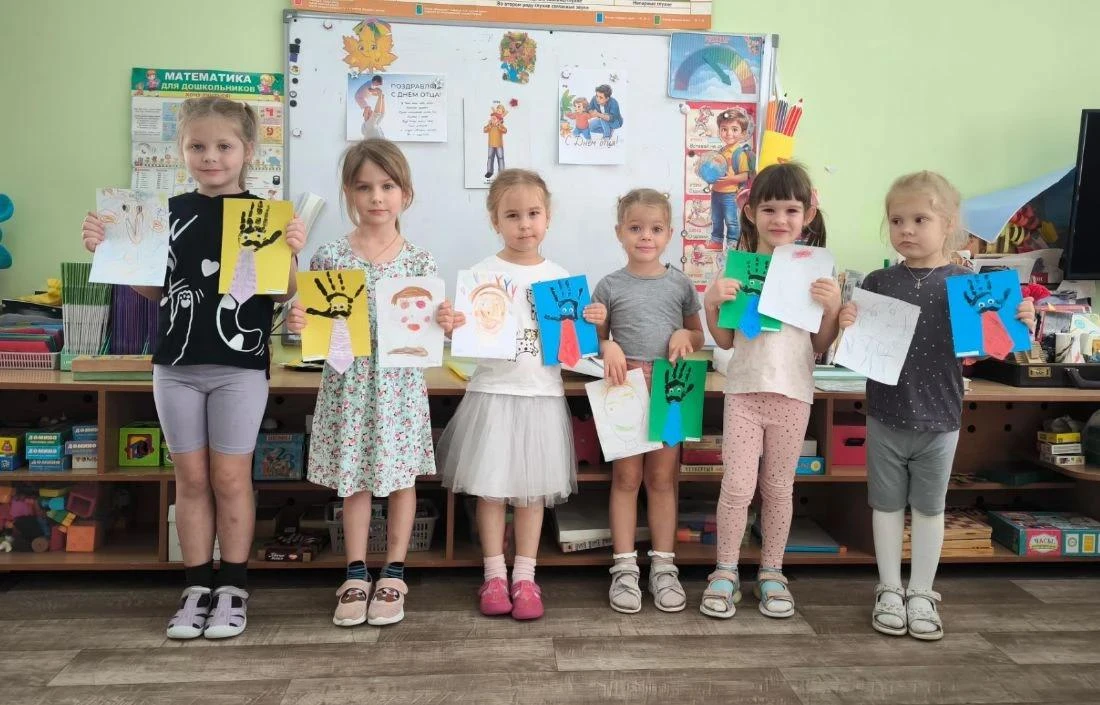 Средняя группа. Творческие работы ко Дню отца: открытки и портрет папы.