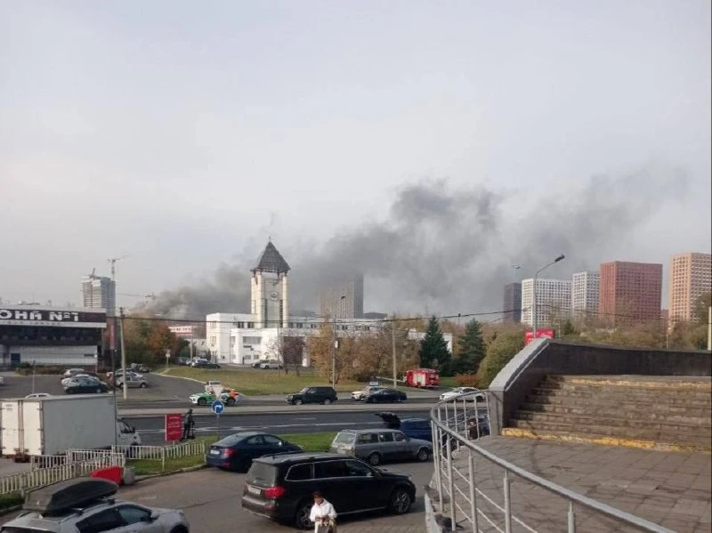 ⚠️ В Марьино заметили чёрное задымление в районе Ашана