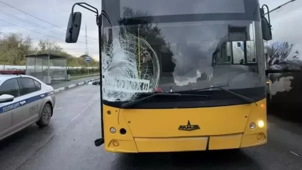 Пустой автобус сбил пенсионера в Омске