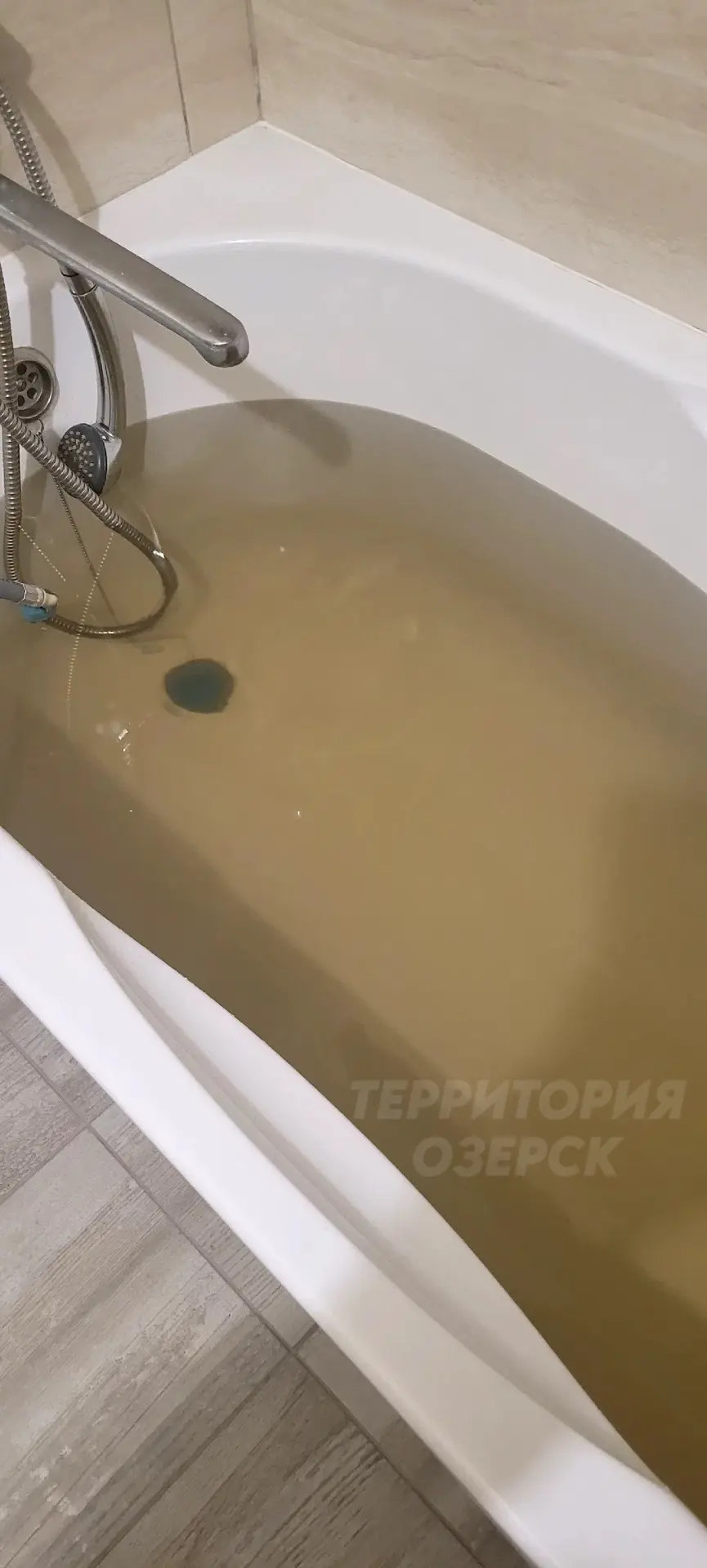 Вода на Космонавтов, 30. Грязная, вонючки и с песком.