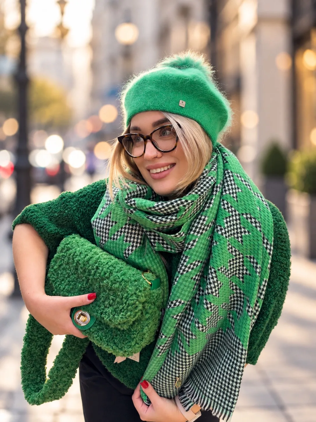 Сочный зелёный — тот самый цвет, который моментально собирает весь образ 💚