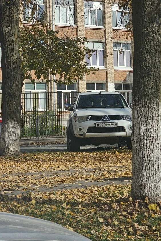 Паркуются у нас, как хотят. 😁 Где вас этому учили?