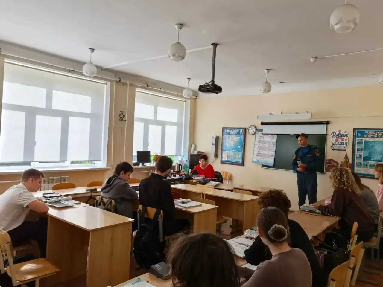 Сегодня состоялась встреча с сотрудником МЧС в 5а и 11а классе