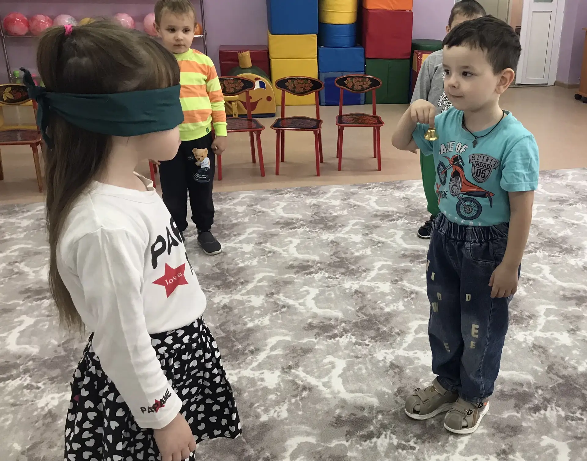 Добрые игры. Тема: Звуки музыки. Народная игра «Бубенцы». Цель: знакомить с народными и...