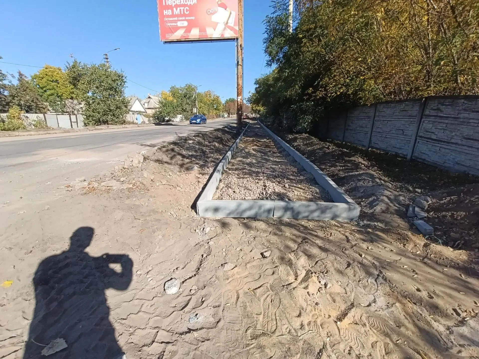 🚶‍♂️ Комфортная среда: в Амвросиевке обустраивают новую пешеходную зону