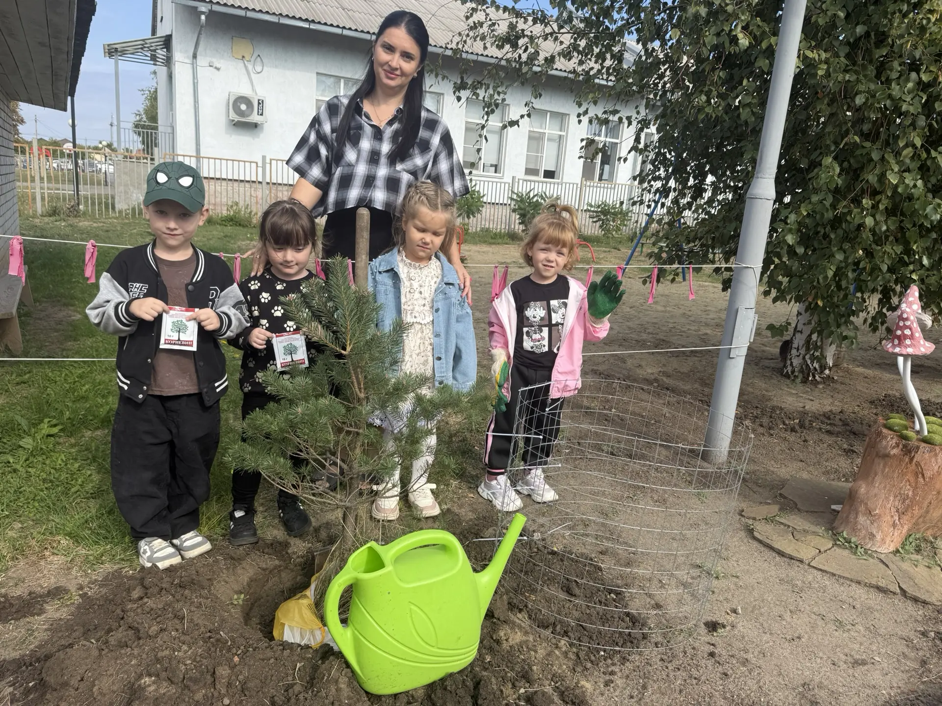 Посадка сосны на территории детского сада 🌲