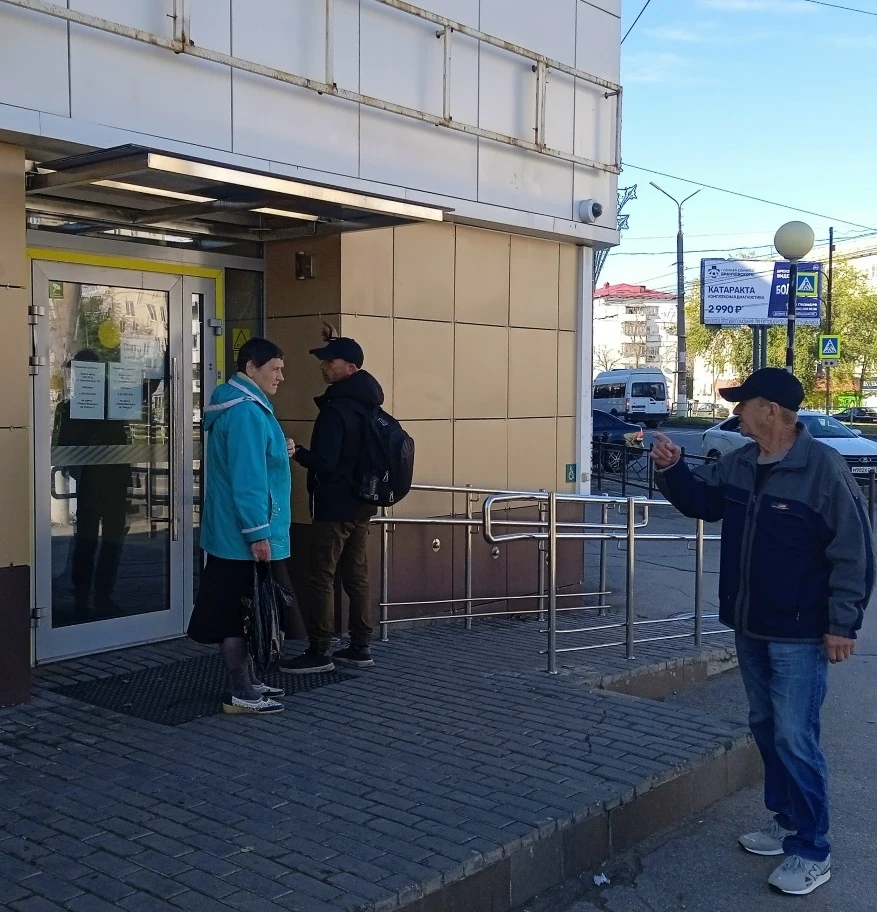 В Новокуйбышевске люди продолжают приходить к закрытому офису Сбера на кольце