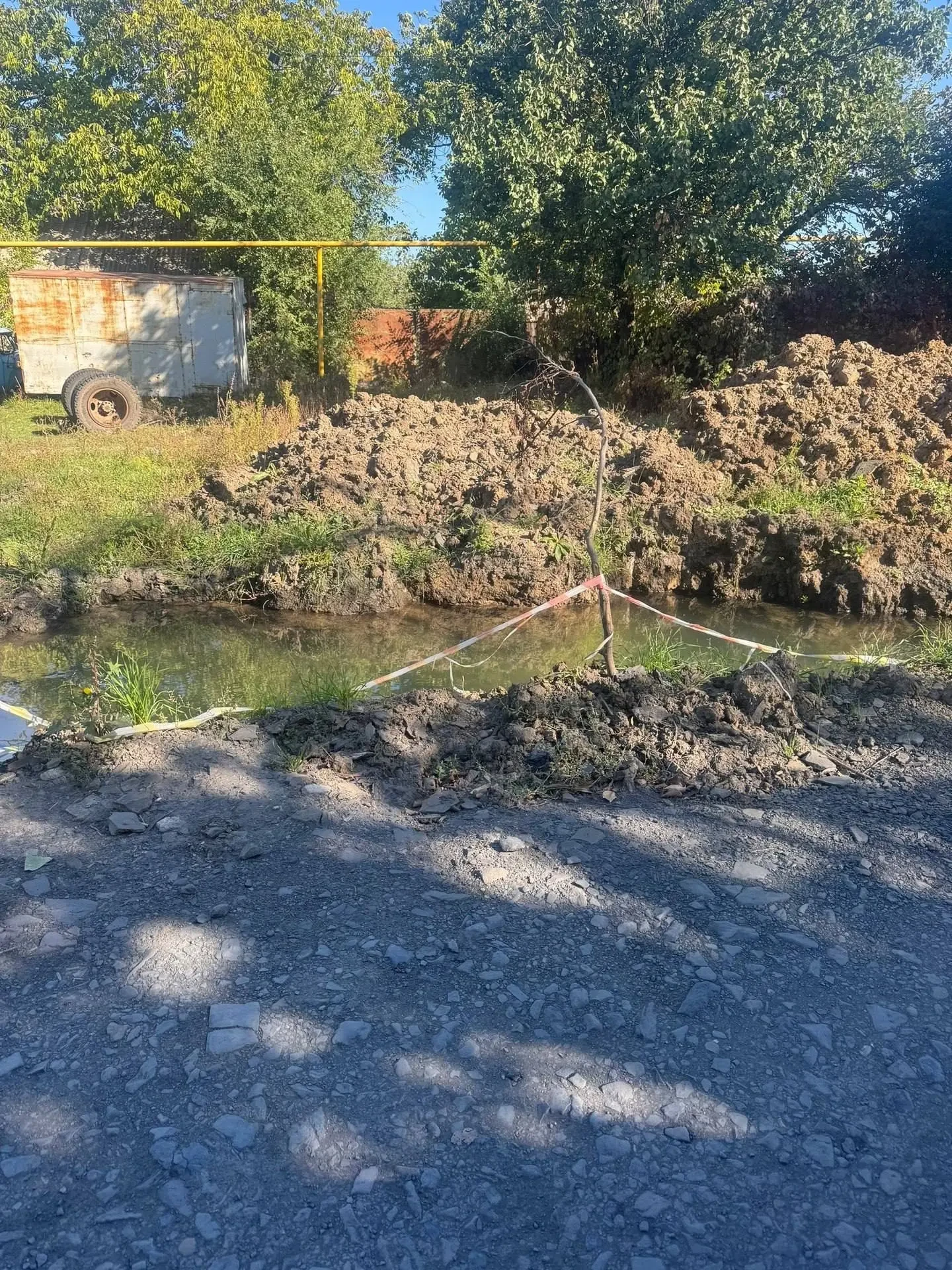 В Аюте два месяца не засыпают яму с водой