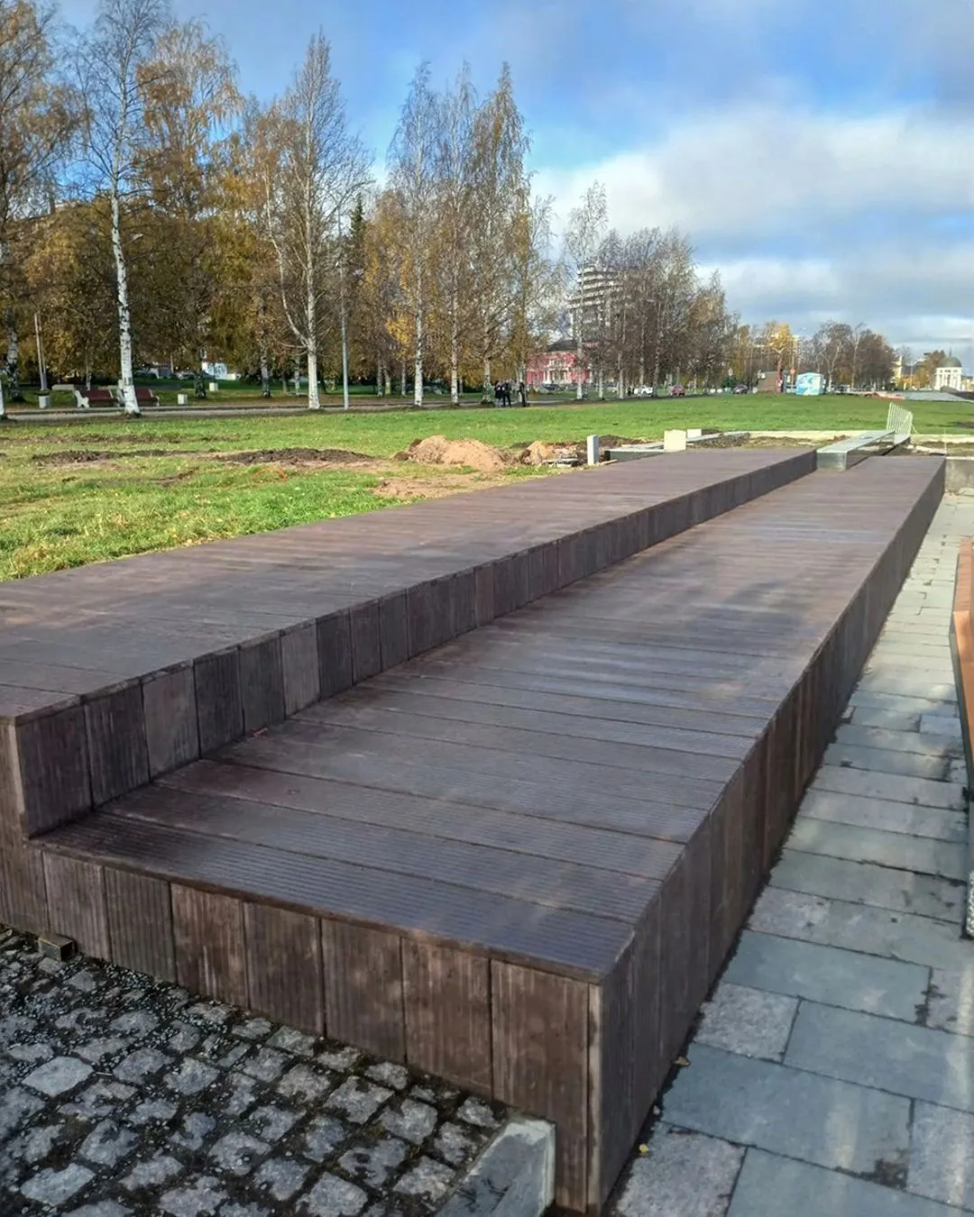 ⚡️ Установка амфитеатров на Онежской набережной в Петрозаводске подходит к своему завер...