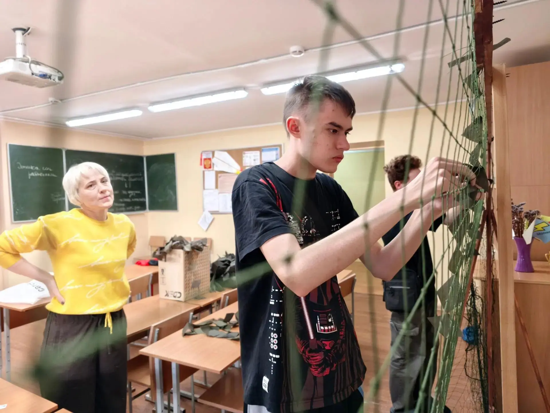 🤗 Осенняя неделя добра: плетём маскировочные сети для фронта