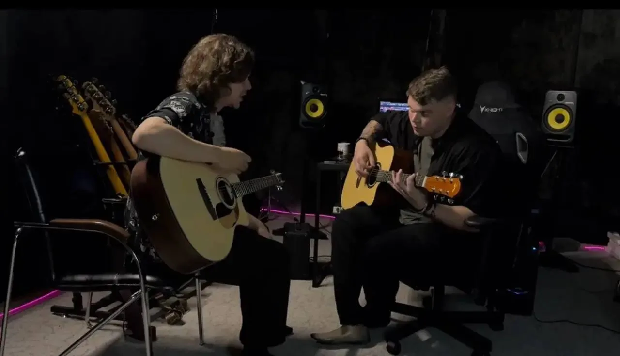 🎸 Когда слова бессильны, музыка спасает: участник СВО, который потерял ногу на фронте,...