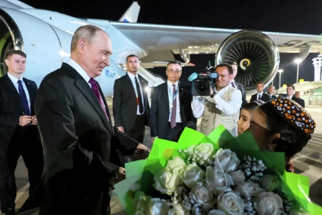 Саммит, встречи, обширная программа. Зачем Путин прилетел в Туркмению