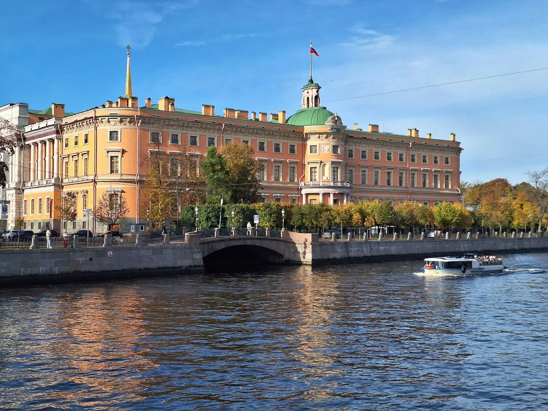 Осень в Петербурге всегда прекрасна. Это аксиома. Но солнечный день — это джекпот 🎰