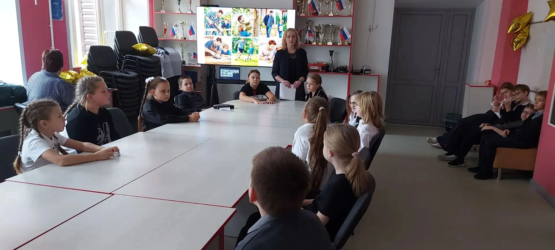 В преддверии Дня отца в нашей начальной школе прошли классные часы! 📚✨