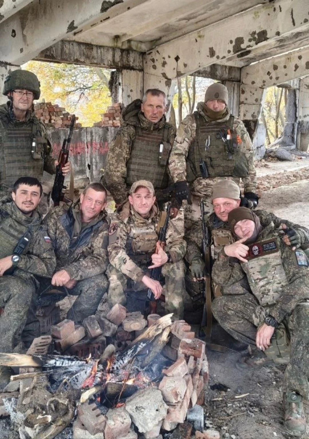 Наши парни у костра после задания