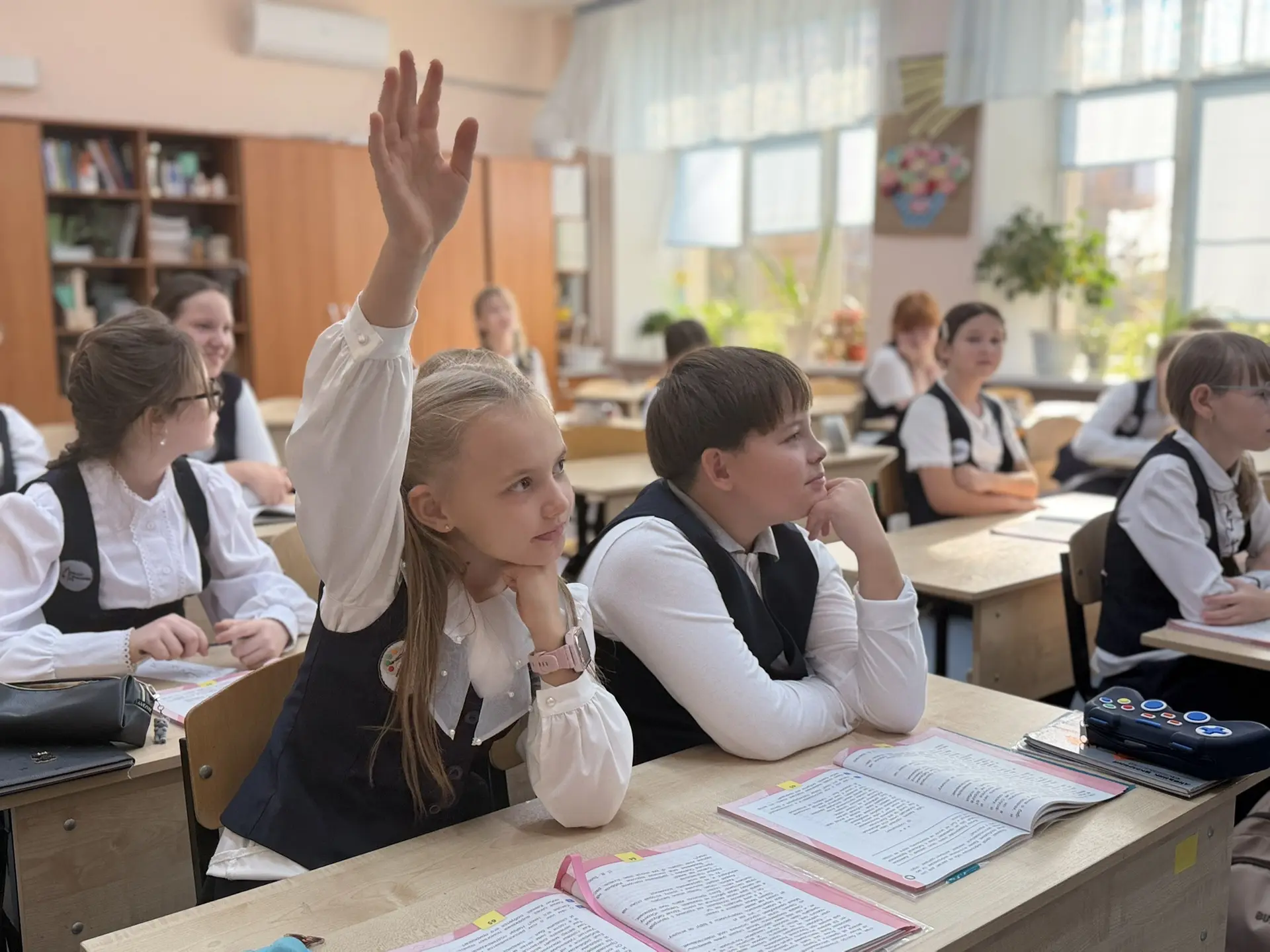 Сегодня в 4 «Б» классе прошло занятие, посвящённое Всероссийскому дню чтения 📚