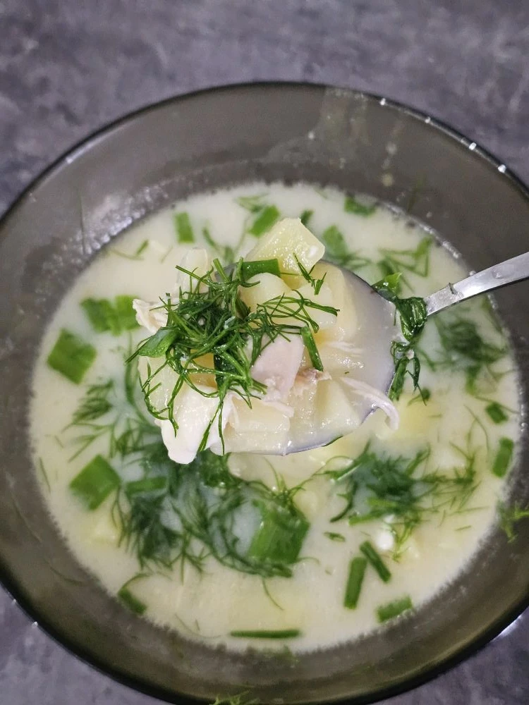 Девочки, у нас на обед сегодня супчик сырный с курицей и картошкой😋 Укроп, лук, морков...