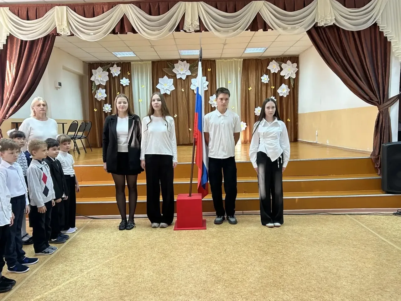 🇷🇺 Рабочая неделя началась с торжественной линейки. Почетное право вынести флаг РФ бы...
