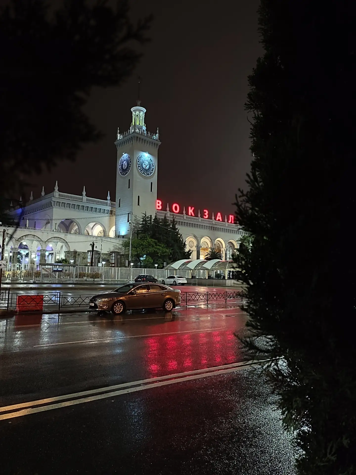 🌆 Сочи переключается на вечерний режим.