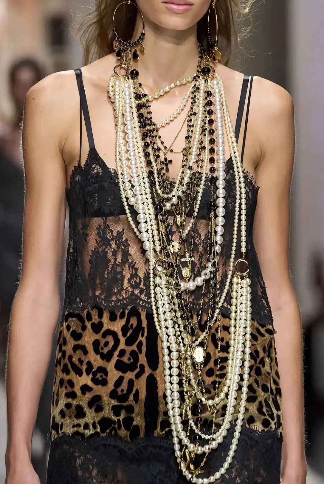 DOLCE&GABBANA SS27: КРУЖЕВО, ЖАККАРД И СЕМЕЙНЫЕ ИСТОРИИ.
