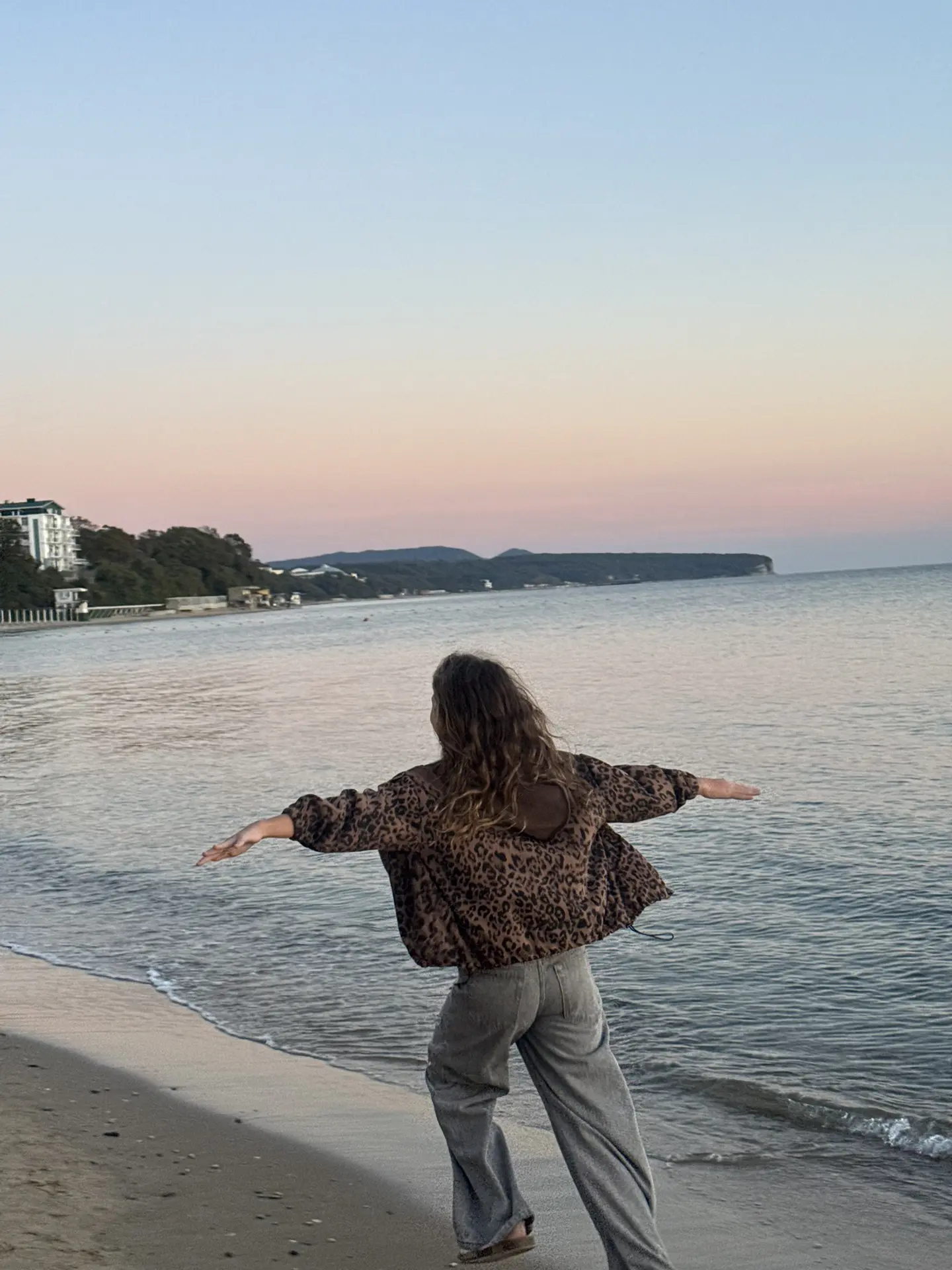 Саша начала просить нафоткать ее , прикол да? Вообще стала такая девочка , косметика, ф...