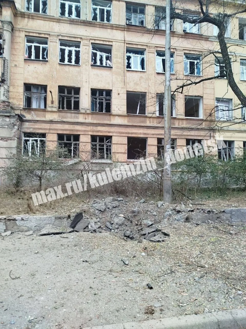 Ещё последствия ночной атаки БПЛА в Ворошиловском районе Донецка, в результате которой ...