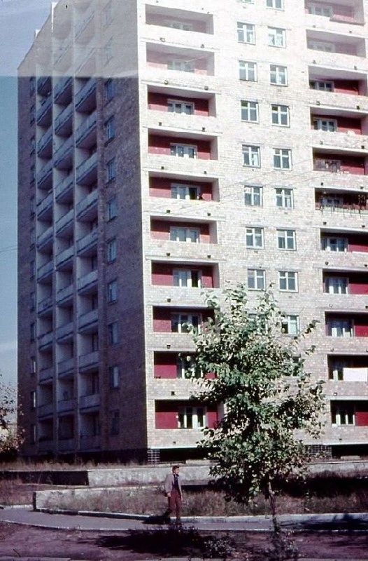 🏢 Первая читинская 12-этажка на углу Калинина и Кастринской, начало 80-х.