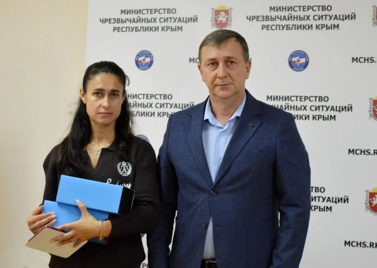 В Крыму посмертно наградили мужчину, который ценой жизни спас утопающую девушку.