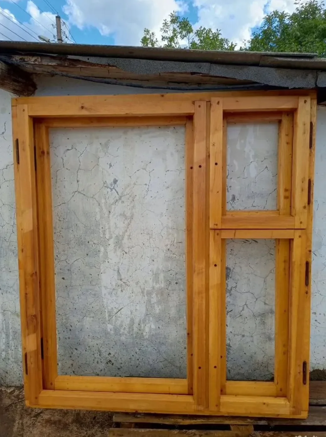 Продаются деревянные рамы без стекол, 2 шт, ширина 131, высота 145. Цена за штуку 1800р...