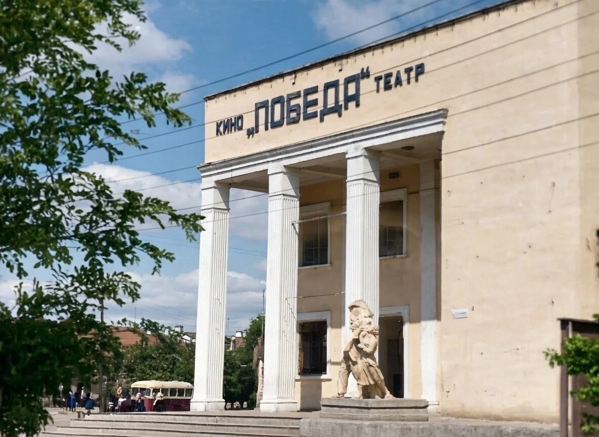 Кинотеатр «Победа». Когда-то у входа стояла красивая скульптура.