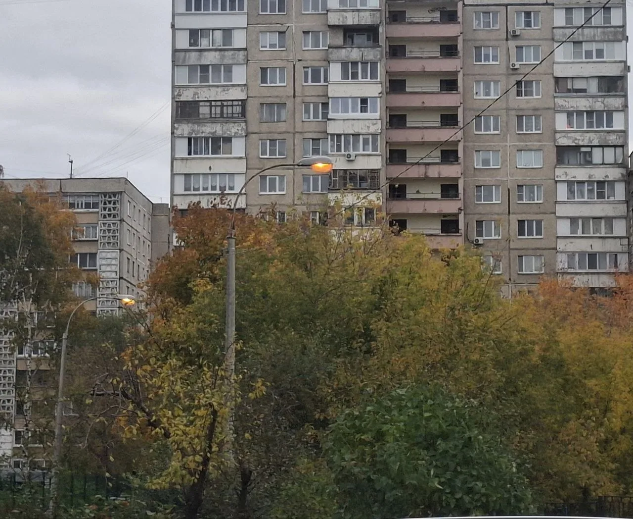 Свет горит. Днём. В воскресенье!