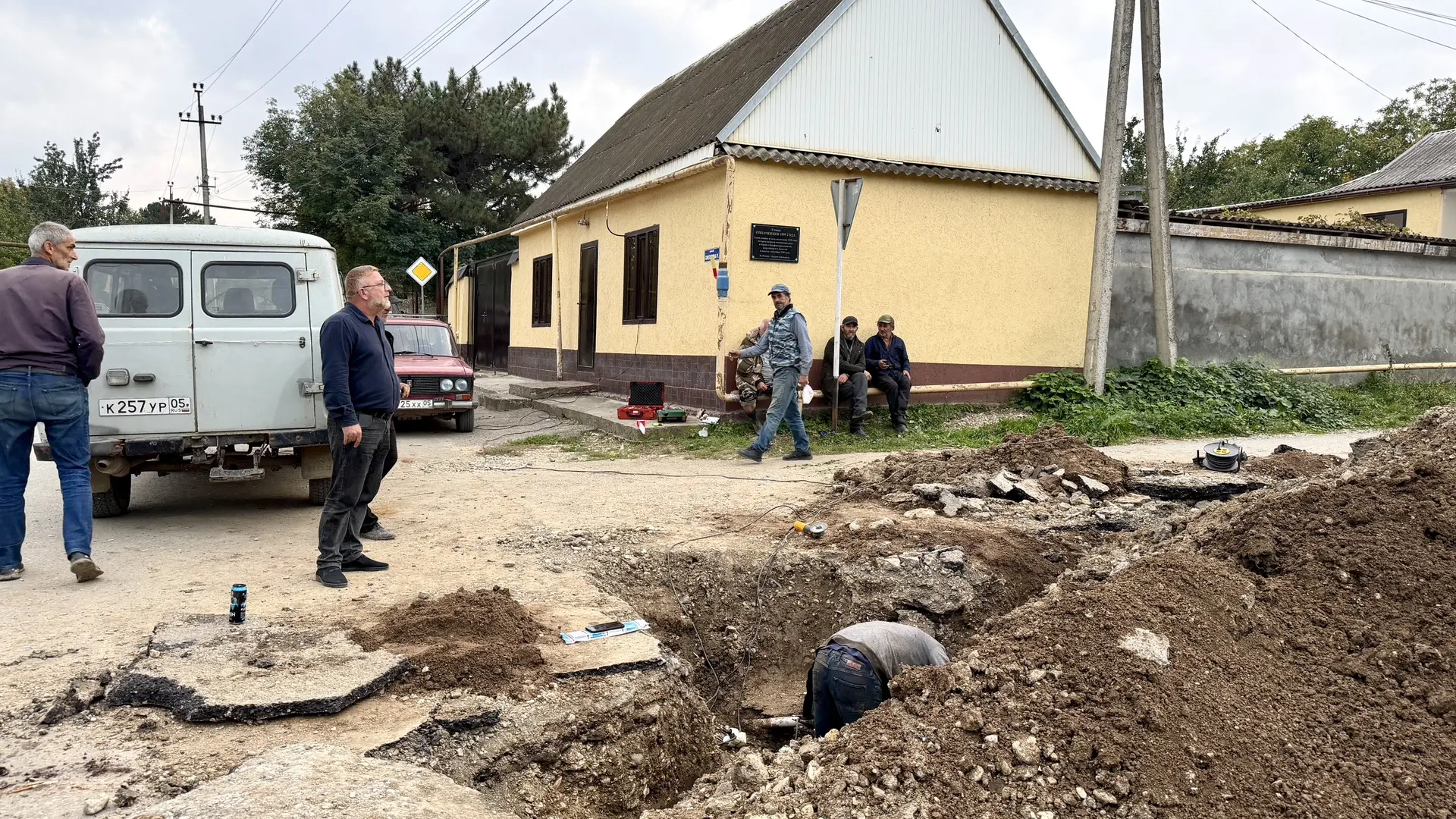📃В селе Новолакское Новолакского района устраняют крупную утечку воды: под контролем —...