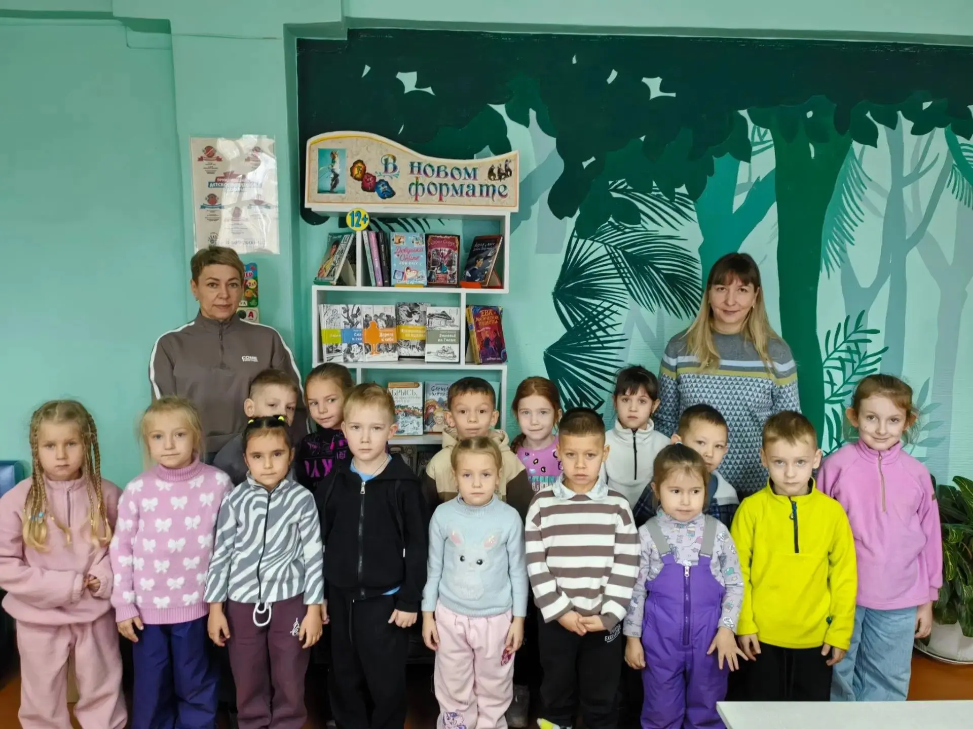 Первое знакомство с книжным домом: воспитанники старшей группы впервые посетили библиот...