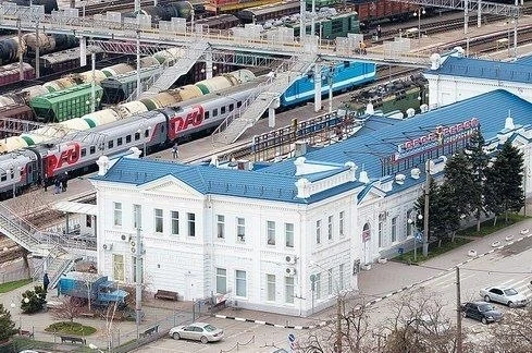 Двухлетнего ребёнка ударила током металлическая скамейка на вокзале в Новороссийске