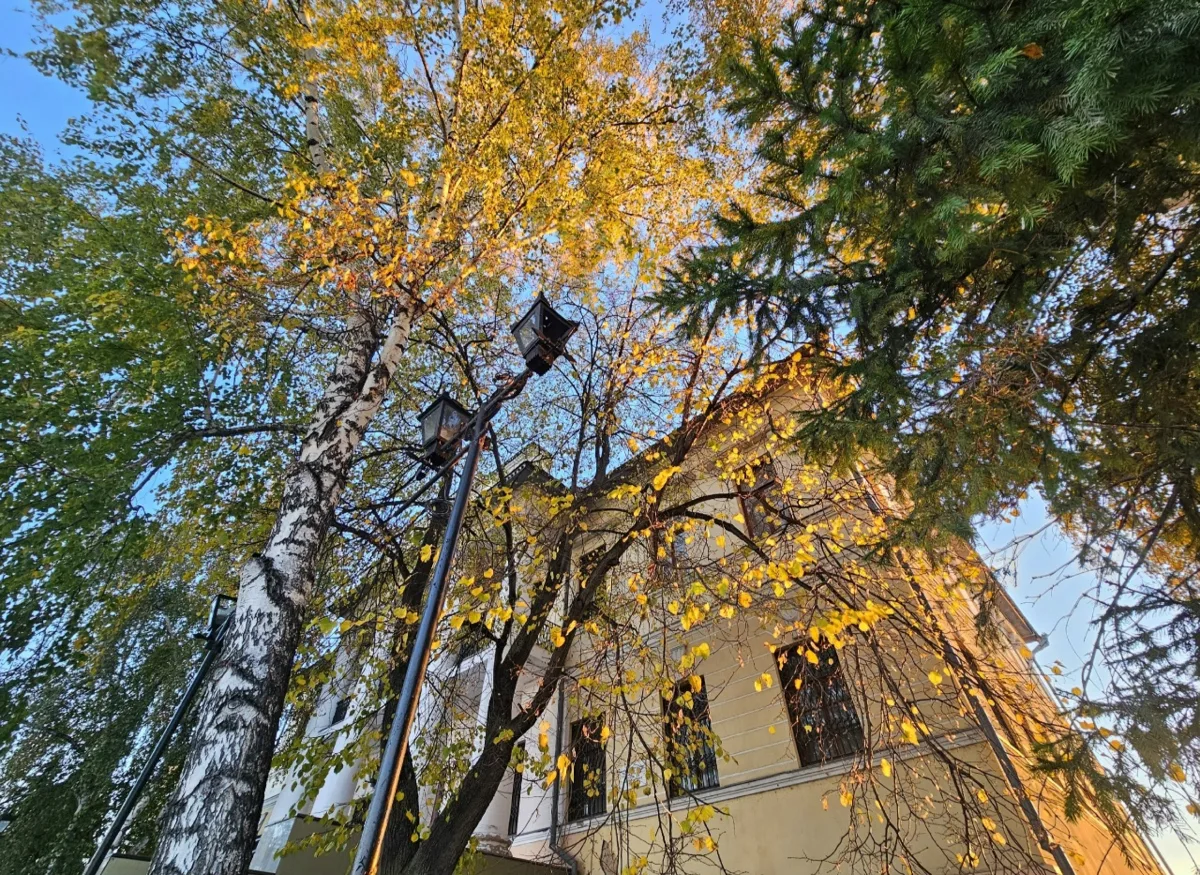 Уютная атмосфера исторического центра Тюмени в погожий октябрьский день.