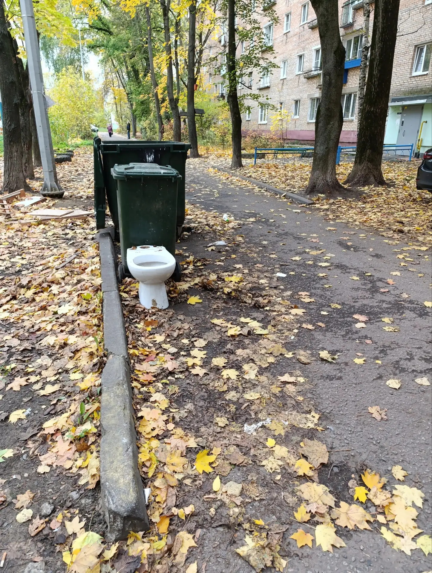 🗑 В Белоозерском возле дома устроили выставку мусора под открытым небом!