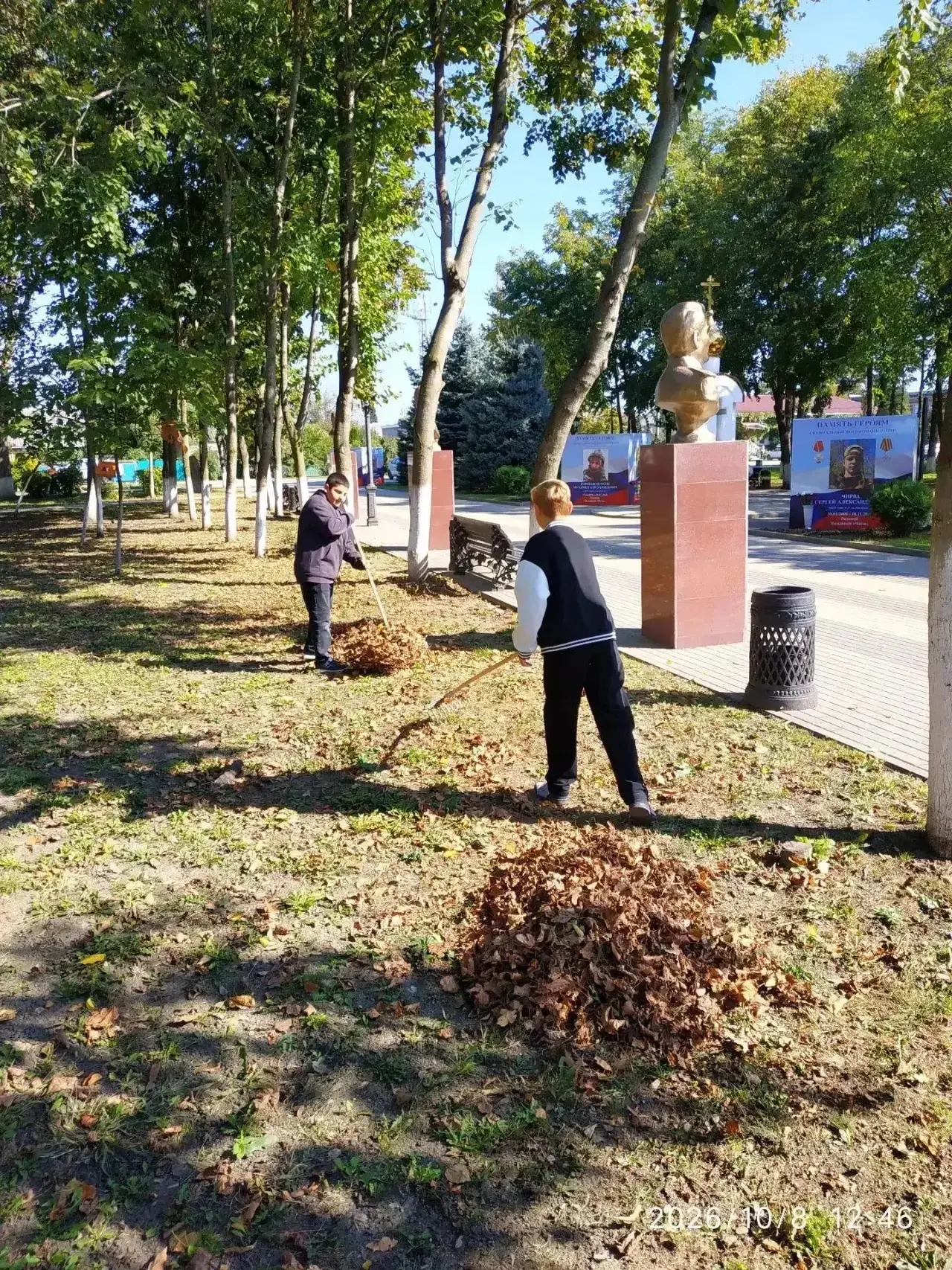 Школьники Белореченска привели в порядок мемориал в парке Победы