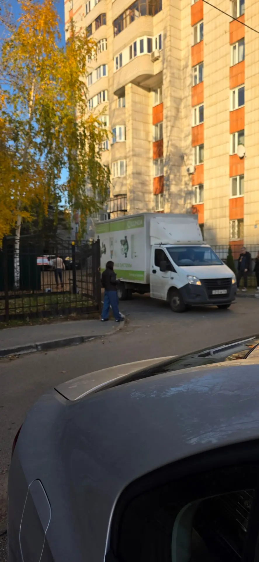 Завезли строительные леса, по мере необходимости привозим материал и начинаем обноалени...