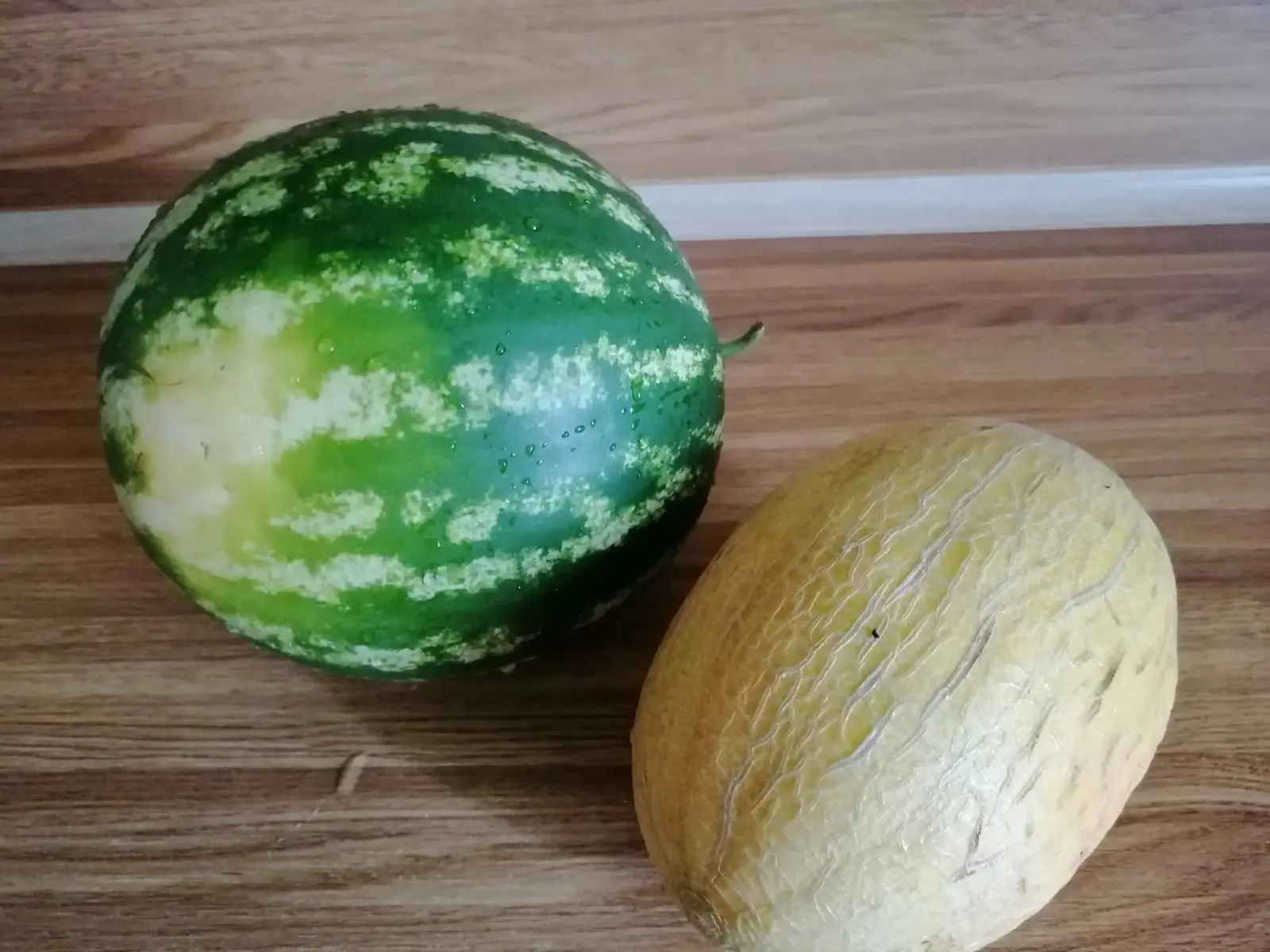 🍉Октябрьдә карбызны рәсми сәүдә нокталарыннан бөтен килеш сатып алу хәвефсезрәк.