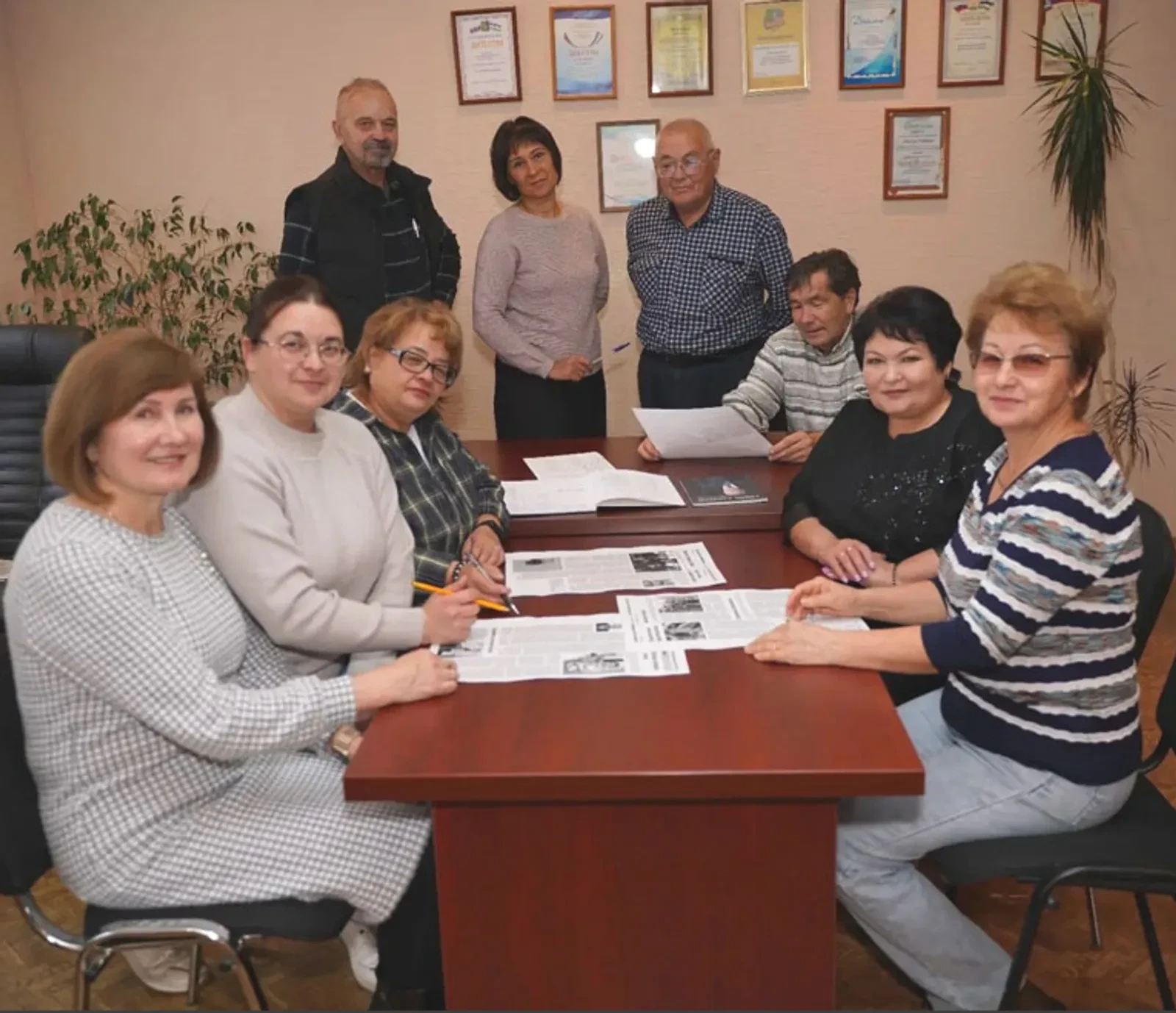 Все, кто работал в редакции газеты «Светлый путь», вкладывали в нее частицу своей души ...