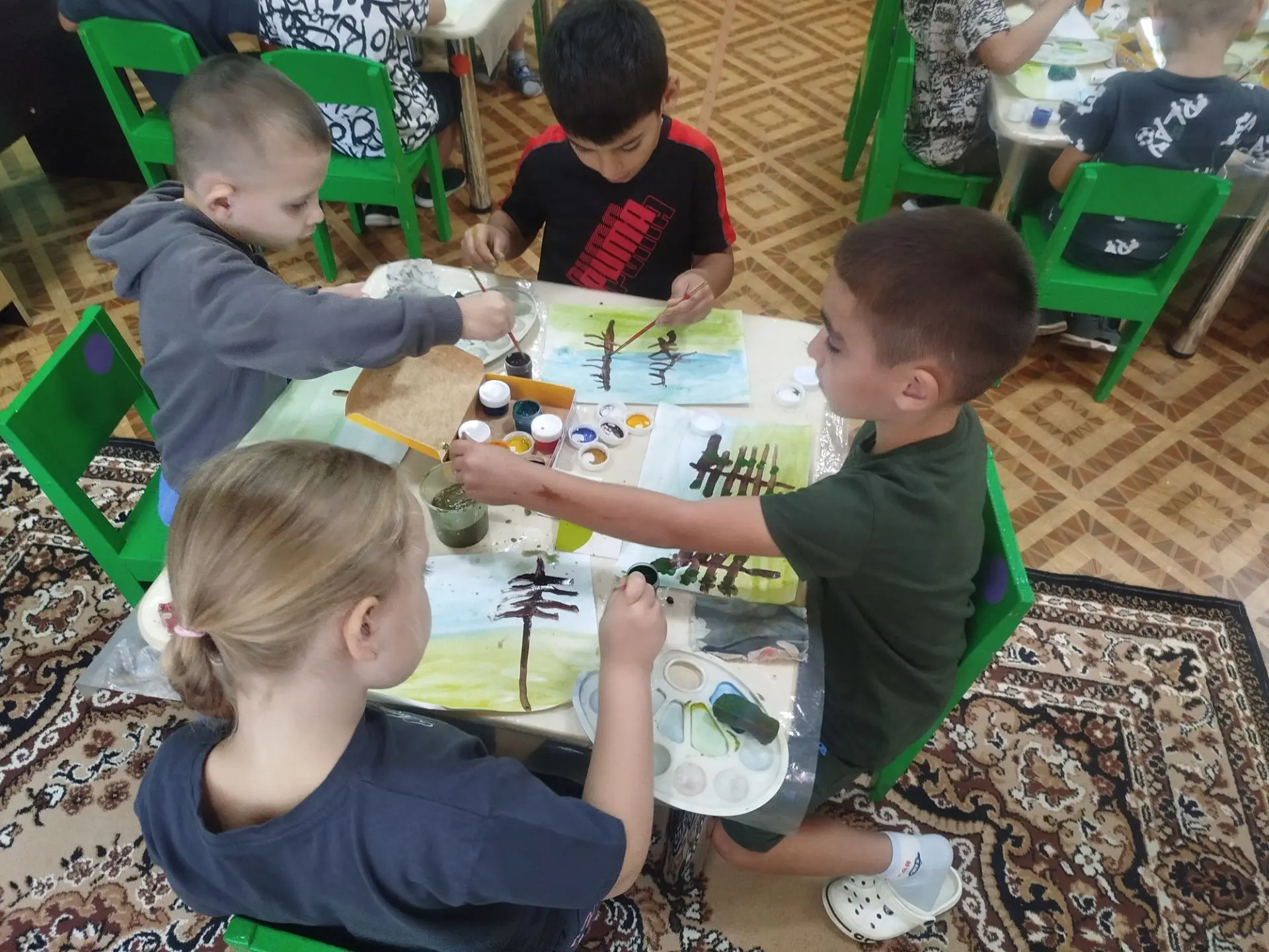 В группе «Воробушки» прошло занятие по рисованию «Деревья осенью». Поговорили о том как...